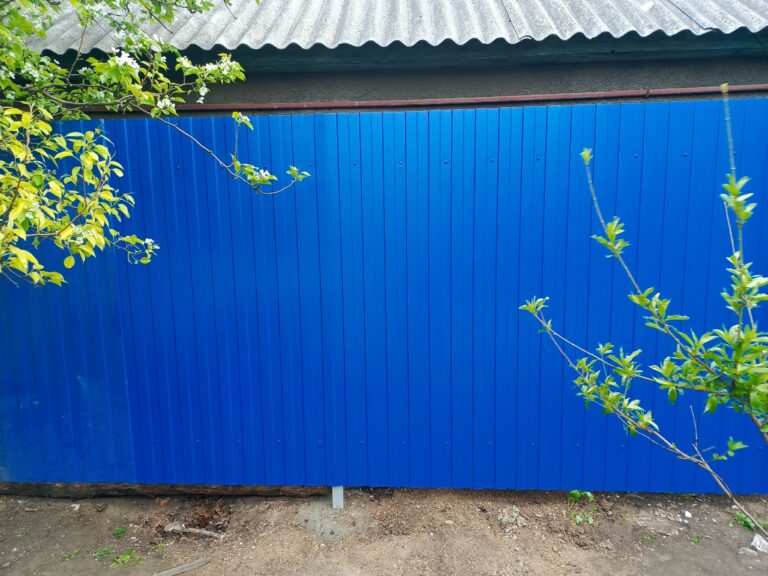 Монтаж забора из синего профлиста