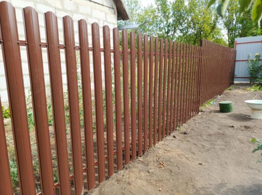 Установка забора из евроштакетника