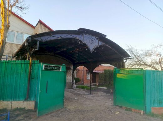 Арочная беседка на витой трубе с декором