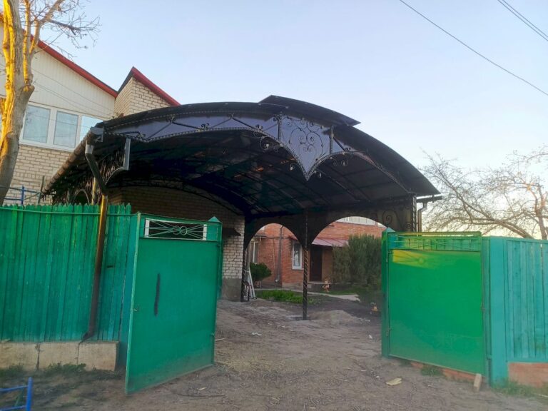 Арочная беседка на витой трубе с декором