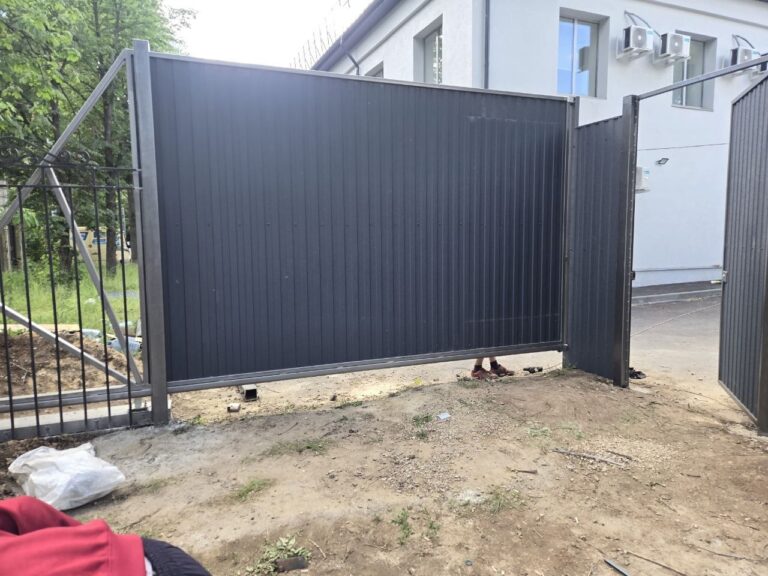 Откатные ворота и забор из профлиста для банка ВТБ в Луганске