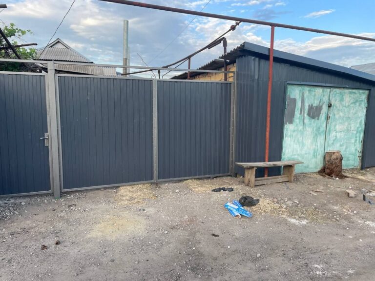 Замена старых ворот: распашные ворота с калиткой и забор из профлиста