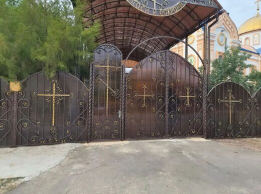 Кованый забор с воротами для храма в Зимогорье